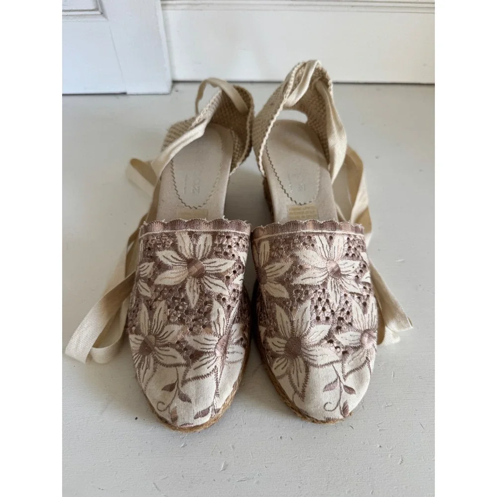 Miz Mooz floral embroidered espadrilles size 38 (7.5-8)